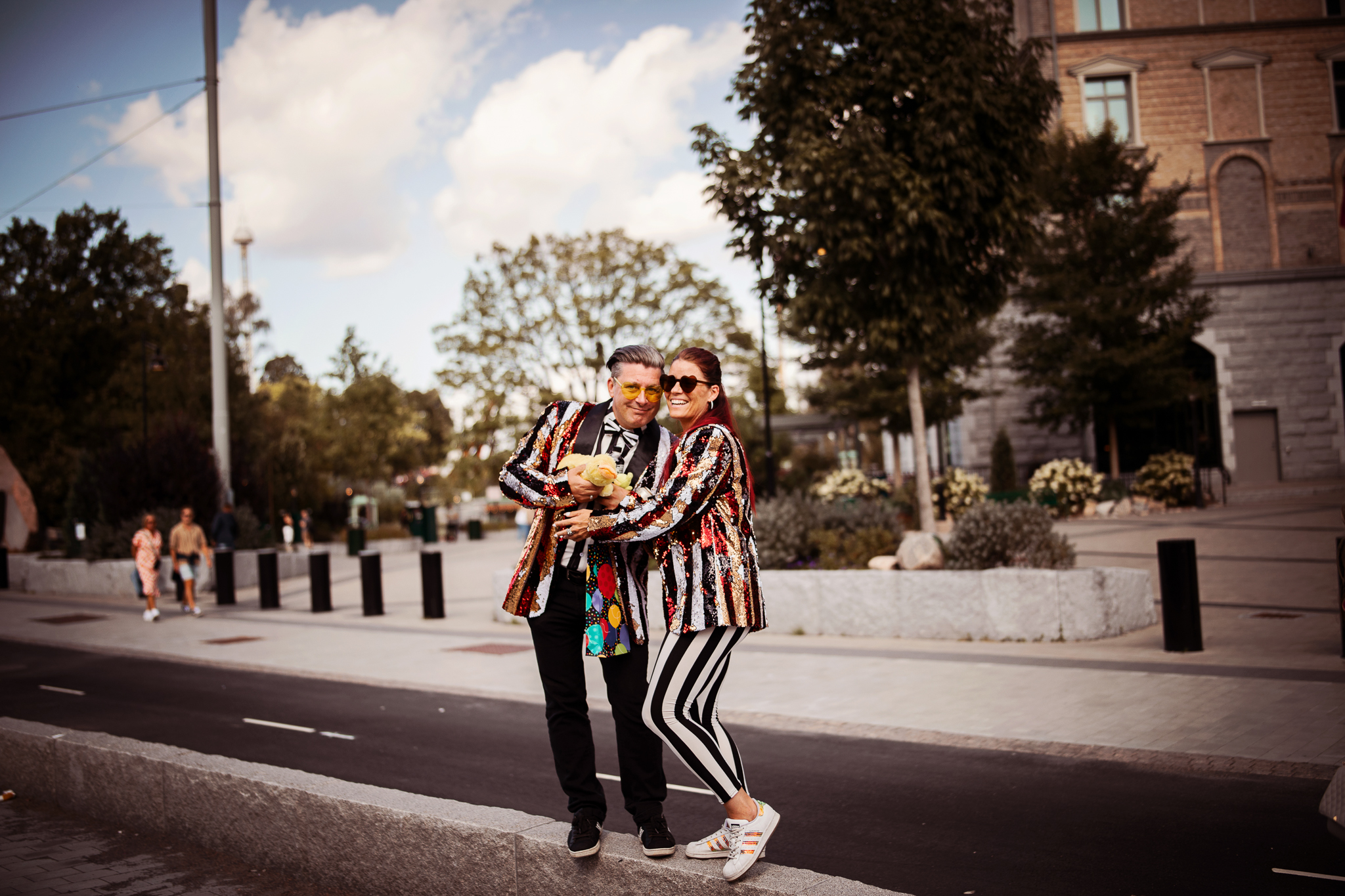 bröllopsfotograf, bröllopsfotografering, urban bröllopsfotografering, färgglatt bröllop, bröllopsinspiration, alternativa bröllop, glittriga outfits, bröllopspar, unik bröllopsstil, svenska bröllop